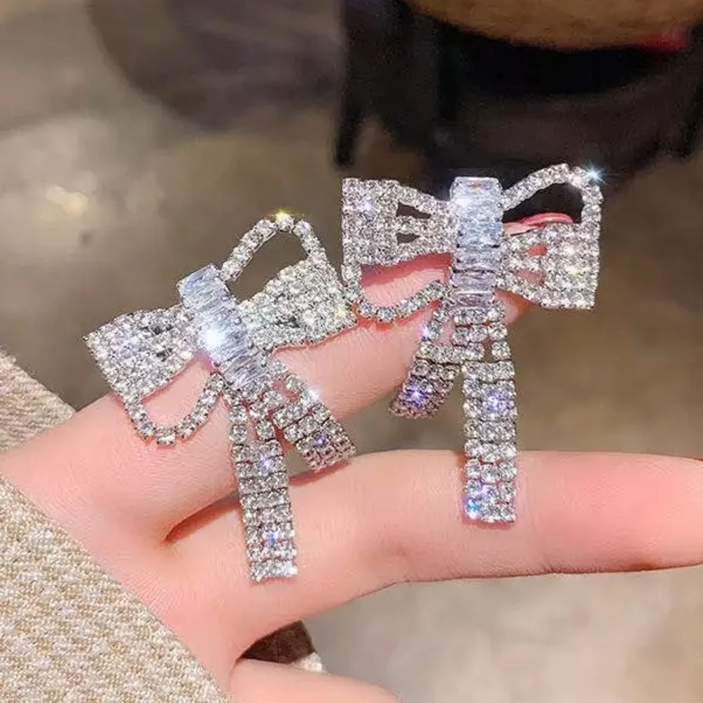 NEW - Stunning 14K White Gold Diamond Bow Knot Earrings - Picture 2 of 3